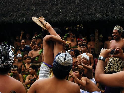Mekare-kare — the pandanus war